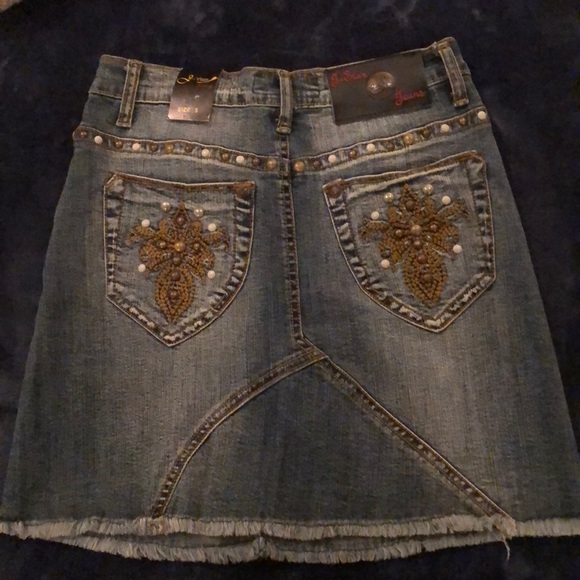 Small jean skirt with studs - Picture 2 of 3